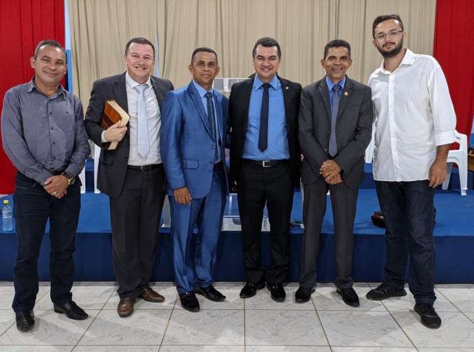 Deputado Cadmiel participa de aniversário de 1 ano da Assembleia de Deus na Vila do Incra Ministério Rio Branco, sob a liderança do Pastor Santiago Braga