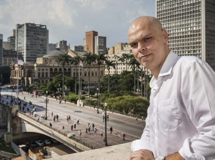 Em plena crise de Coronavírus, Prefeito de São Paulo vai gastar 10 milhões de reais para colocar artistas para tocar em janelas de prédios