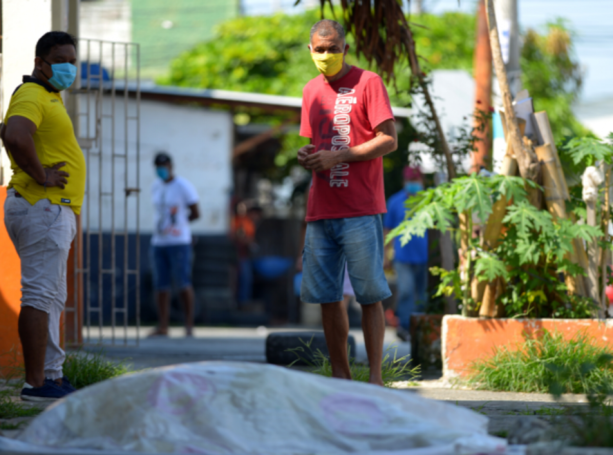 Após corpos na rua, Guayaquil distribui caixão de papelão para população