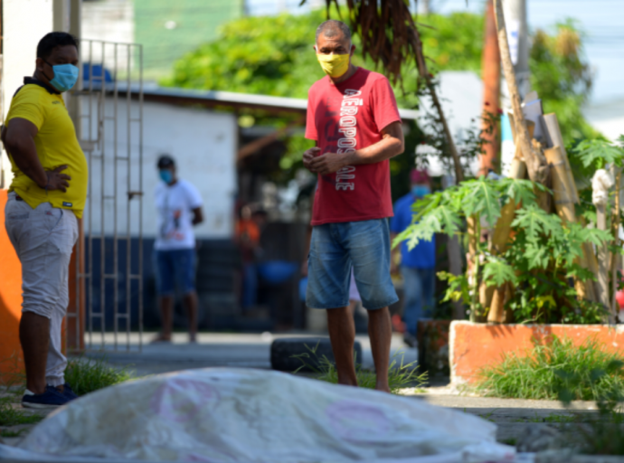 Após corpos na rua, Guayaquil distribui caixão de papelão para população