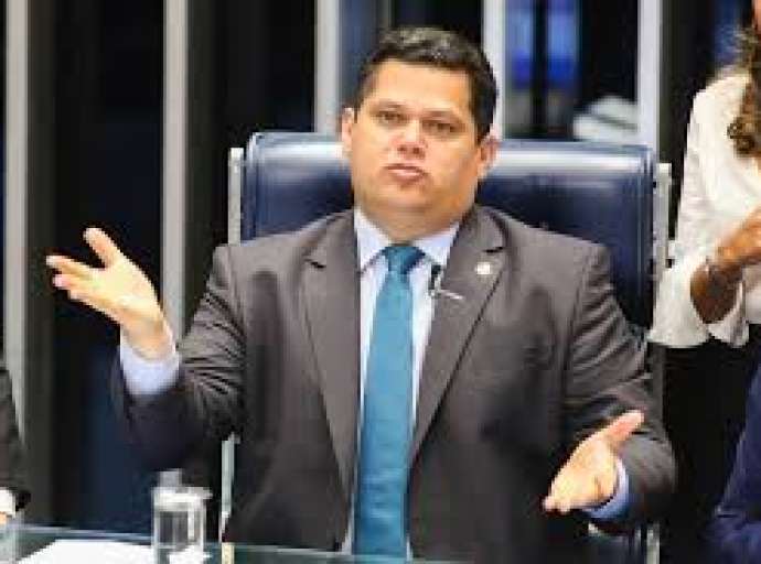 Alcolumbre defende R$ 2 bilhões para 'financiar democracia', em vez de combater coronavírus