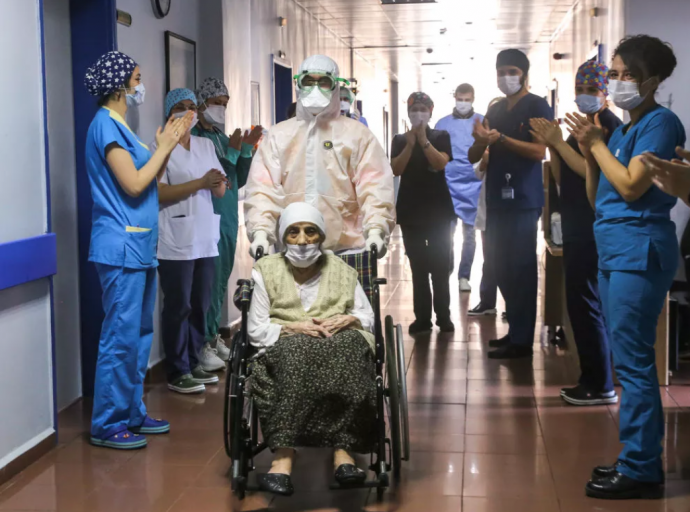 Dura na queda: velhinha turca de 107 anos vence o novo coronavírus e sai aplaudida do hospital