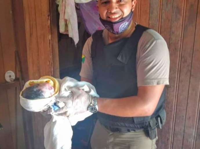 Policial Militar auxilia em parto e mulher dá a Luz em sua própria casa em Brasiléia