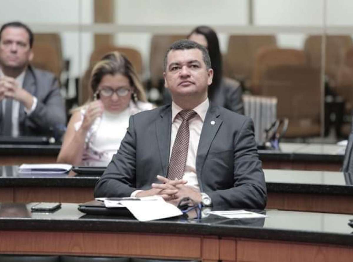 Cadmiel apresenta anteprojeto de Lei que assegura o direito de militares que recebem o auxilio invalidez e cobra governo a devolução de outros anteprojetos apresentados por ele na ALEAC em favor da tropa