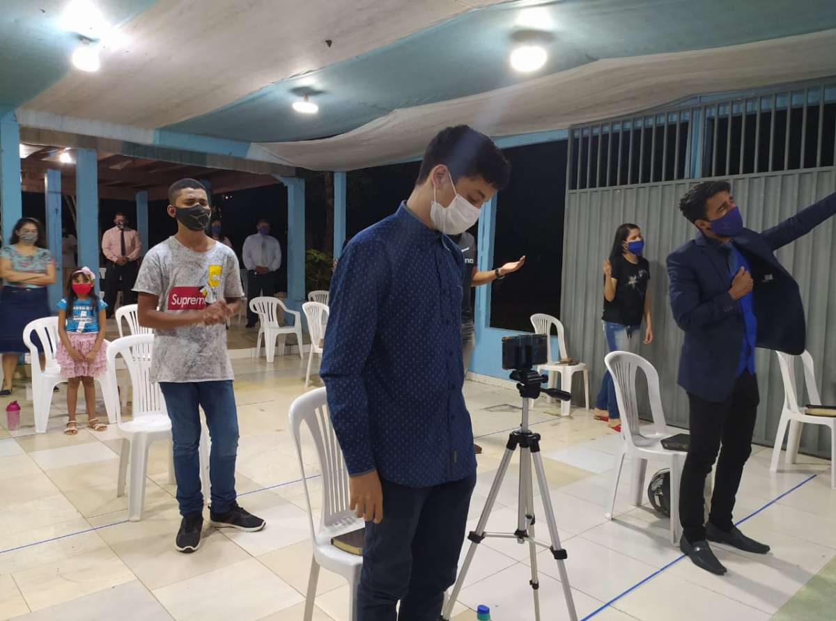 Gladson emite decreto liberando cultos