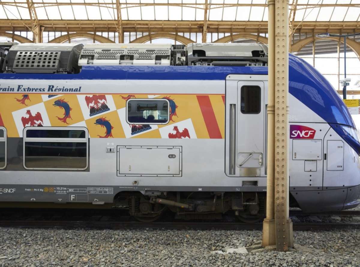 Trem-bala para na França e tira passageiro que se recusou a usar máscara