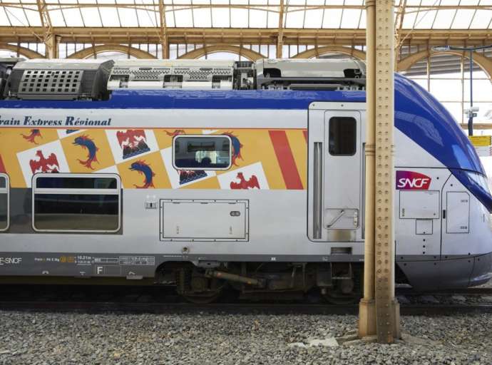 Trem-bala para na França e tira passageiro que se recusou a usar máscara