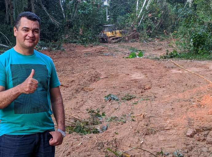 Deputado Sargento Cadmiel acompanha progresso de obra no Ramal 09 de Agosto, que ligará Feijó à cidade amazonense de Envira