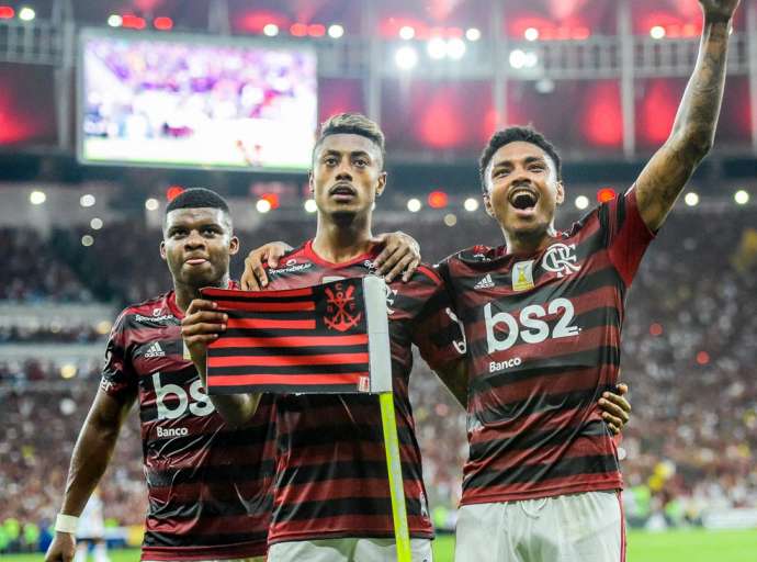 Vitinho e Bruno Henrique, do Flamengo, testam negativo para Covid-19 e têm condições de enfrentar o Del Valle