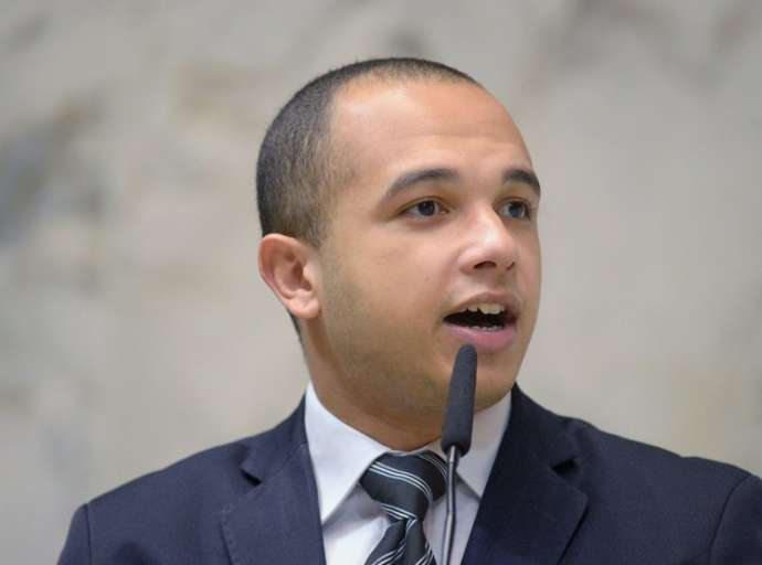 Aloprado deputado bolsonarista pede a Anvisa para vetar Coronavac