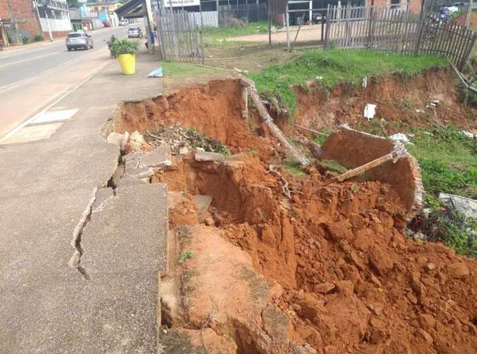 Calçada revitalizada na gestão do PT desbarranca mais uma vez na Baixada da Sobral