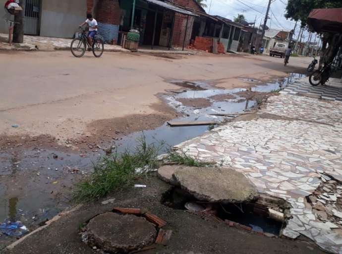 Esgoto entupido a céu aberto tem causado transtornos a moradores na Rua 15, Baixada da Sobral