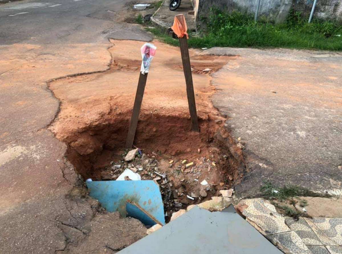 Internauta denuncia "gigantesca cratera" na Rua Vital Brasil, Estação Experimental