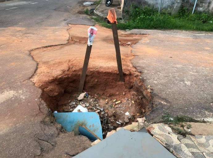 Internauta denuncia "gigantesca cratera" na Rua Vital Brasil, Estação Experimental