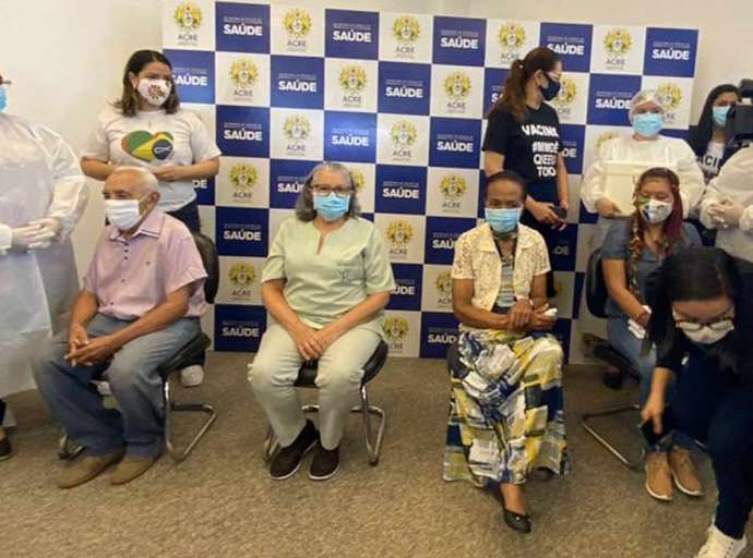 O idoso José Oliveira, de 87 anos, que vive no Lar Vicentino, foi o primeiro acreano vacinado contra a Covid-19
