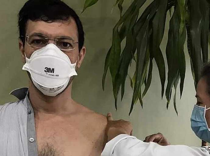 Infectologista Thor Dantas é vacinado contra a covid-19: "Hoje foi o dia D no meu hospital"