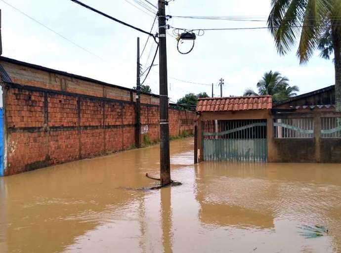 Córrego transborda durante a chuva e alaga casas no João Paulo, na Baixada da Sobral