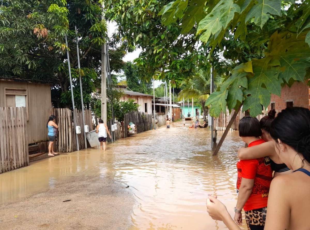 Assista vídeo de Igarapé que causou transtornos e alagou ruas e casas em Rio Branco