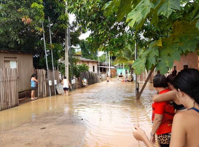 Assista vídeo de Igarapé que causou transtornos e alagou ruas e casas em Rio Branco