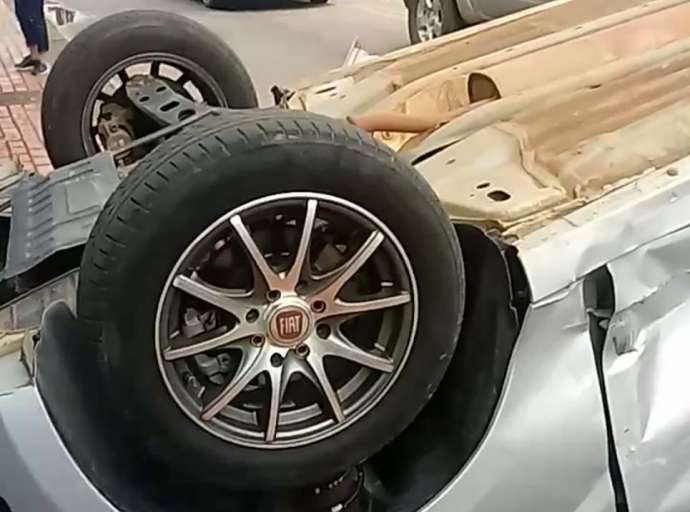 CARRO CAPOTA NA RUA RIO DE JANEIRO, EM RIO BRANCO; ASSISTA O VÍDEO