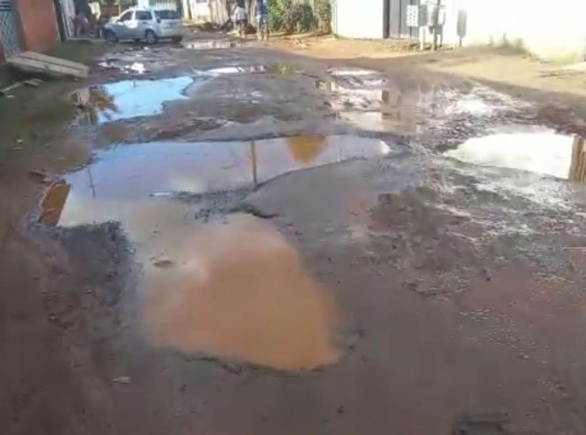 Internauta filma espantosa rua na Bahia Nova 'bombardeada' por buracos; veja vídeo