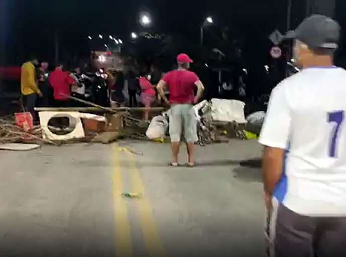 Moradores do São Francisco fecham ponte em protesto devido ao descaso da Prefeitura de Rio Branco