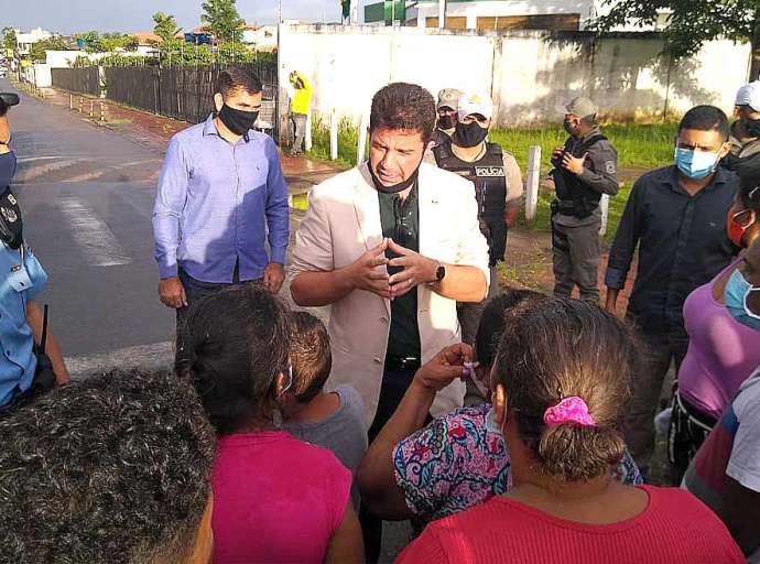 Gladson comparece à manifestação na Isaura Parente de atingidos pela enchente