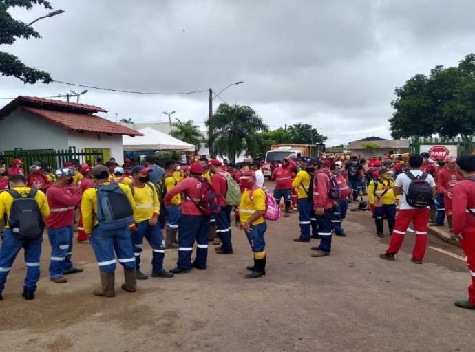 Com roçadeiras, garis e roçadores fecham entrada da Zeladoria da Cidade por causa de atraso de salários