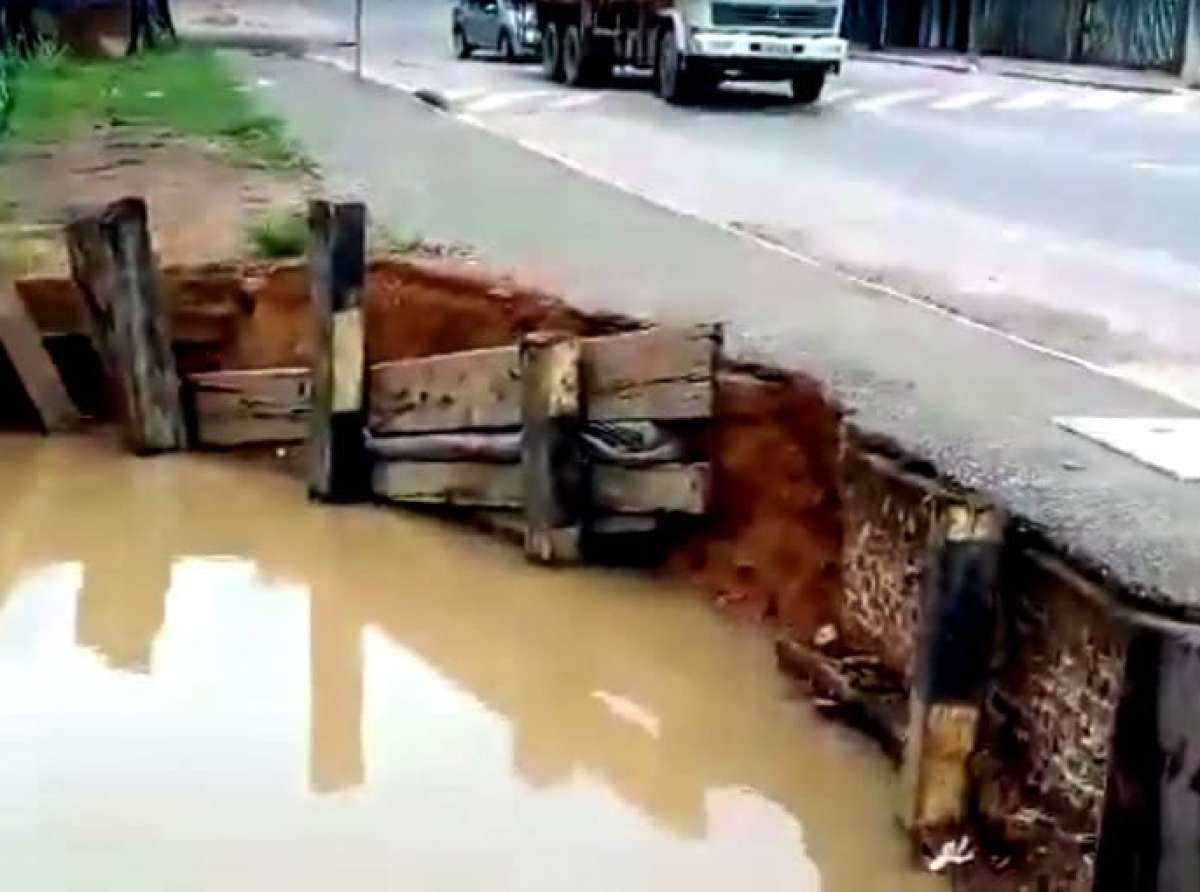 Cratera gigante se forma em calçada na Baixada da Sobral colocando em risco pedestres e Prefeitura sequer sinalizou o local; veja o vídeo