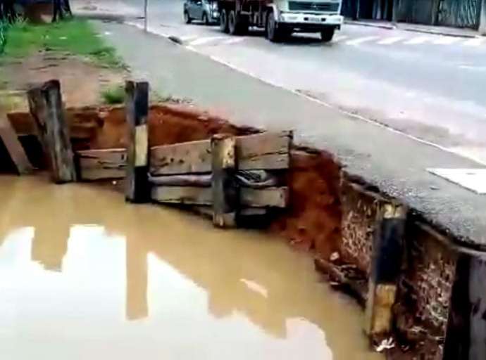 Cratera gigante se forma em calçada na Baixada da Sobral colocando em risco pedestres e Prefeitura sequer sinalizou o local; veja o vídeo