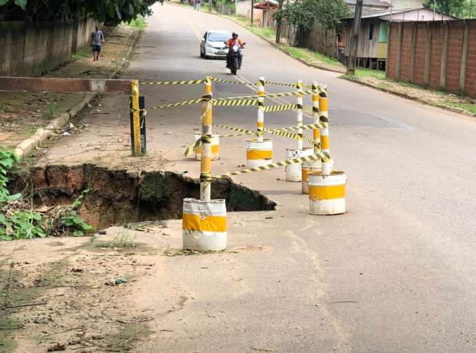 Cratera colossal toma parte da rua Joaquim Macedo, nas Placas