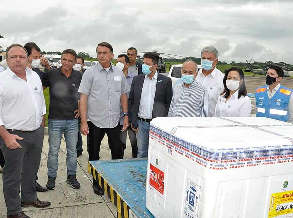 Bolsonaro e Pazuello trazem 21,9 mil doses de vacina anticovid ao Acre