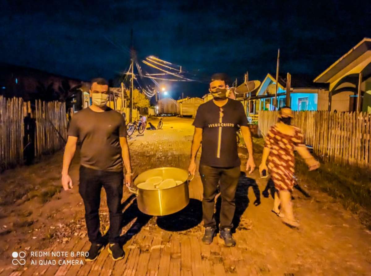 Em parceria com Associação Comunidade Feliz, deputado Cadmiel distribui marmitas e sacolões para vítimas da enchente em Feijó