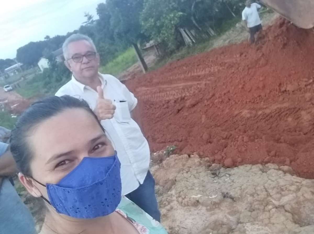 Após solicitação da vereadora Cleyde, Prefeito de Plácido inicia manutenção de pontos críticos de Vila Campinas