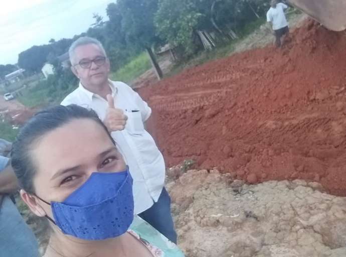 Após solicitação da vereadora Cleyde, Prefeito de Plácido inicia manutenção de pontos críticos de Vila Campinas