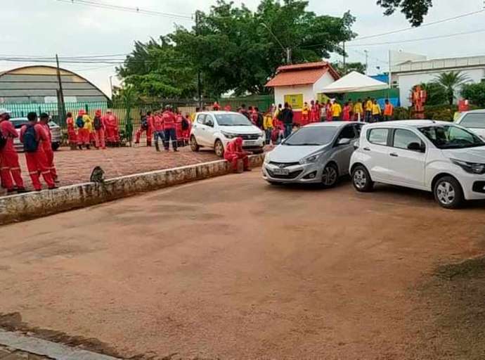 Garis cruzam os braços e fazem protesto após quase dois meses sem salários em Rio Branco