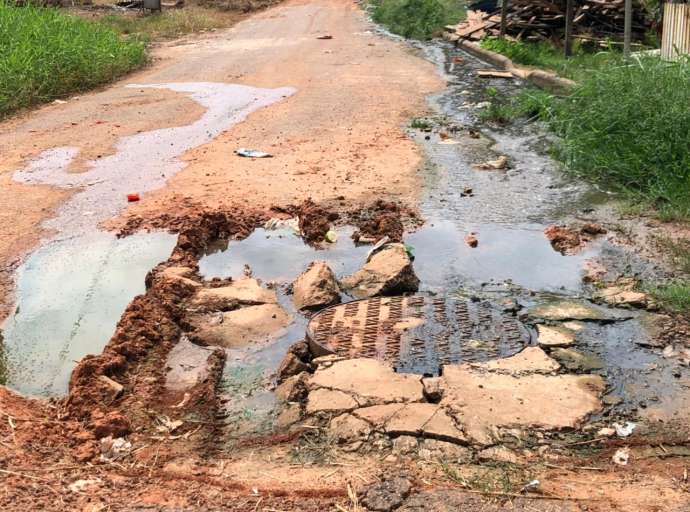 Esgoto a céu aberto, podridão, lama e fedor: assista o vídeo e veja o drama dos moradores das ruas Antimari e Cedro, no Portal da Amazônia