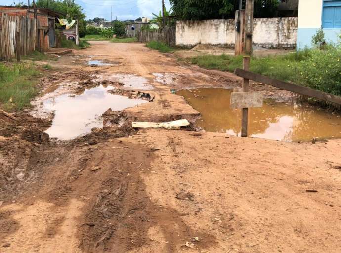 Vídeo: moradores do Bahia Nova, na Baixada da Sobral, pedem que Bocalom mande recuperar rua que tem buraco apelidado de 'Poço do Abismo'