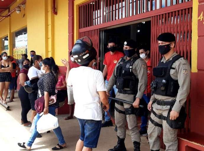 Prefeito ignora decreto que obriga medidas restritivas e polícia fecha estabelecimentos em Epitaciolândia, no AC