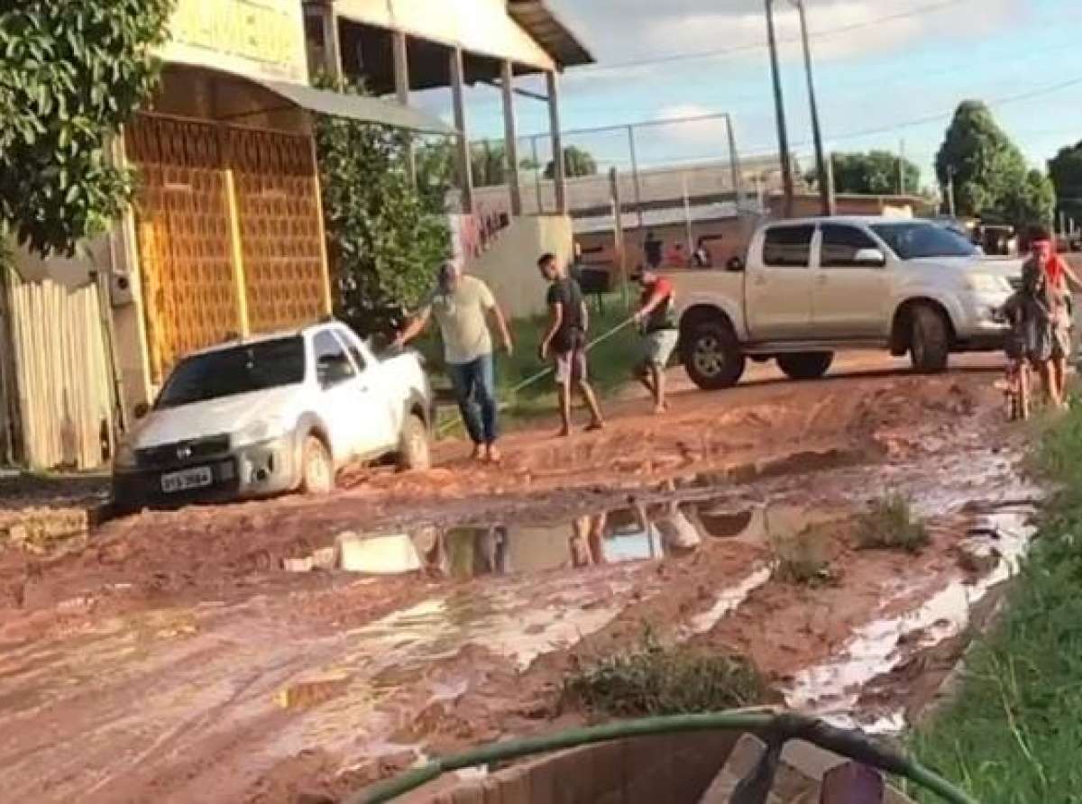 Vídeo mostra homens tentando tirar carro atolado em Feijó; internautas detonam gestão do prefeito Kieffer: 'nas ruas de Feijó é normal carro atolar''