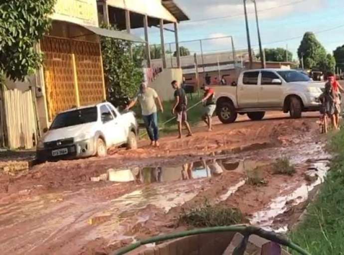 Vídeo mostra homens tentando tirar carro atolado em Feijó; internautas detonam gestão do prefeito Kieffer: 'nas ruas de Feijó é normal carro atolar''
