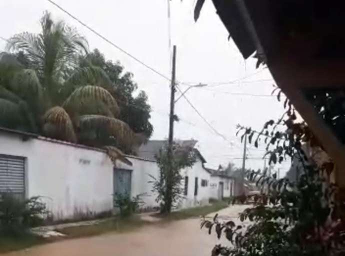 Chuva alaga rua e entra em casa no Ayrton Sena, região da Baixada da Sobral; assista o vídeo