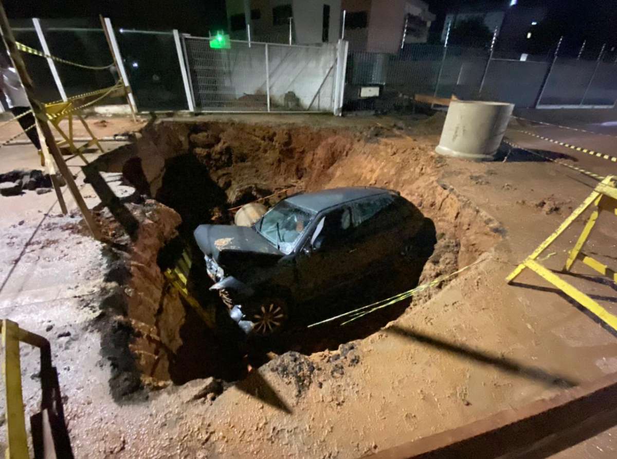Veículo cai dentro de cratera aberta pela Prefeitura de Rio Branco; veja vídeo