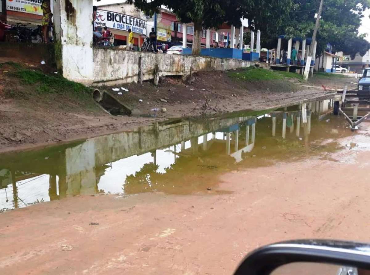Internautas reclamam de bueiro entupido no contorno Beira Rio, em Feijó