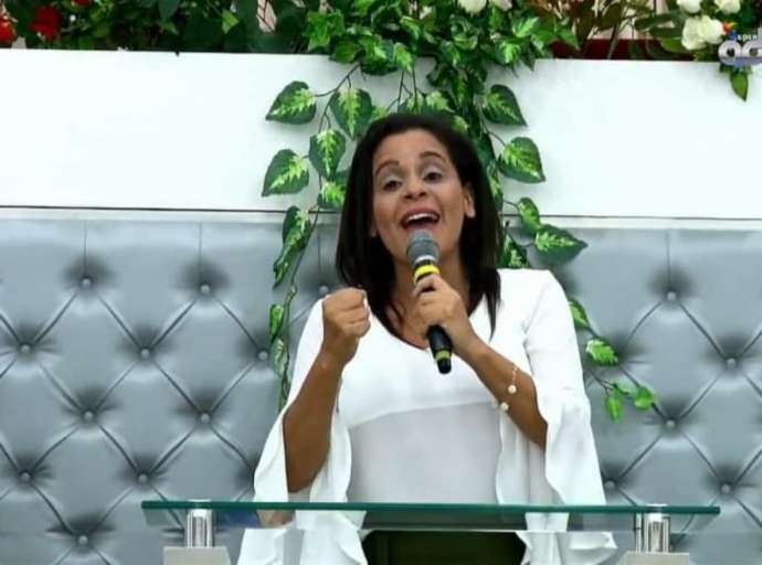 Grávida de oito meses, cantora gospel Vanúcia Alves morre de covid-19; bebê também veio a óbito