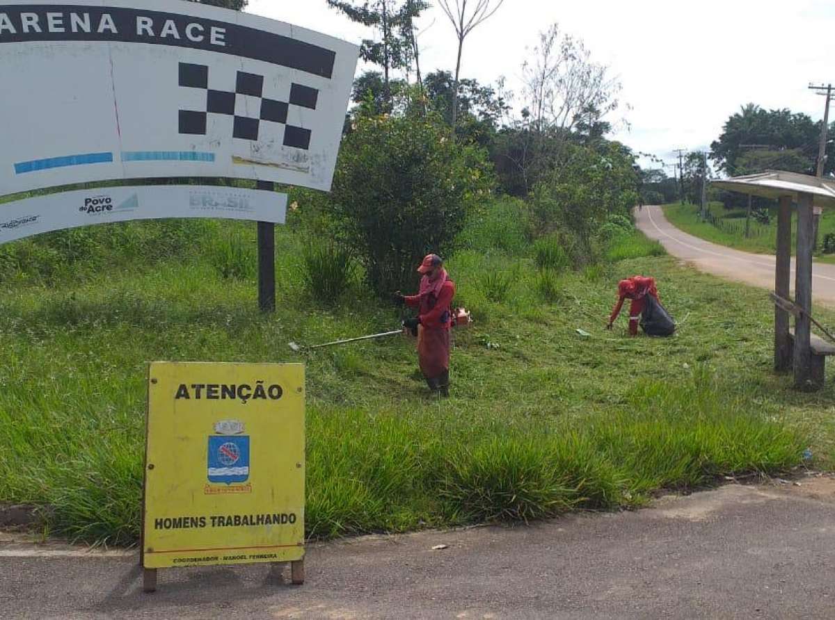 Zeladoria da Cidade realiza trabalho de limpeza e conservação de praças