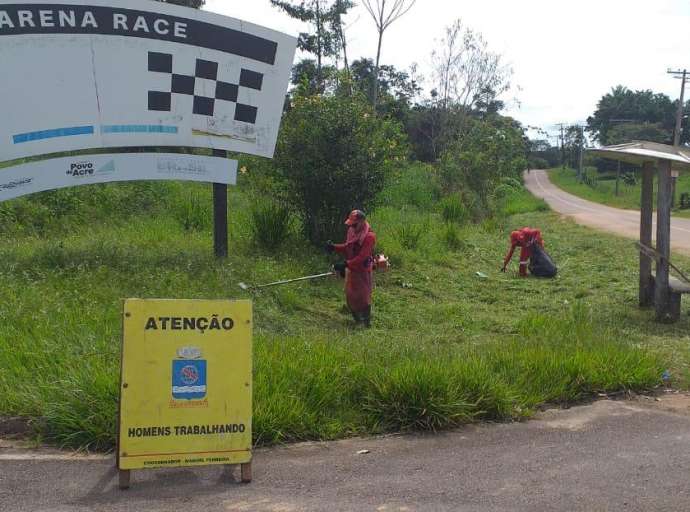 Zeladoria da Cidade realiza trabalho de limpeza e conservação de praças