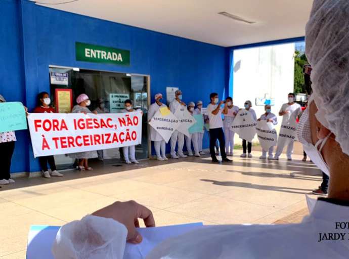 Servidores de saúde fazem manifestação contra terceirização da UPA da Sobral pelo Igesac