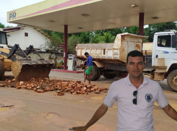 Devido à demora da Prefeitura de Feijó, empresário faz serviço de tapa buraco em rua por conta própria