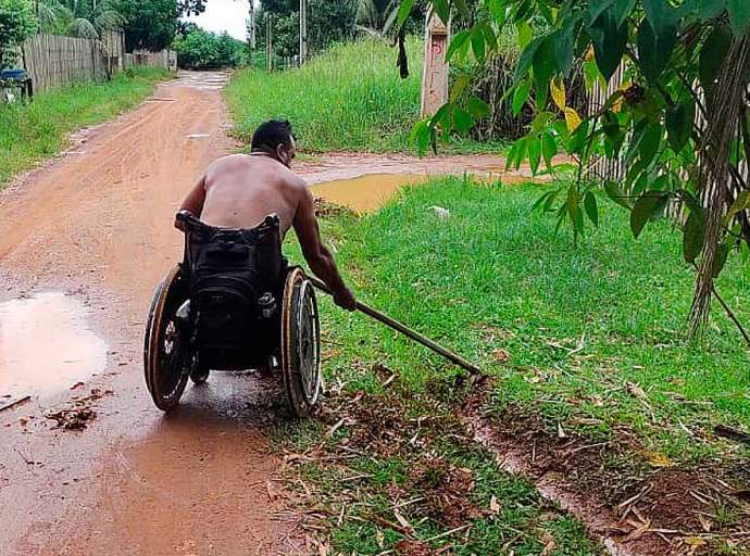 Cadeirante precisa abrir vala para sair de casa para trabalhar no Bom Jesus; assista o vídeo